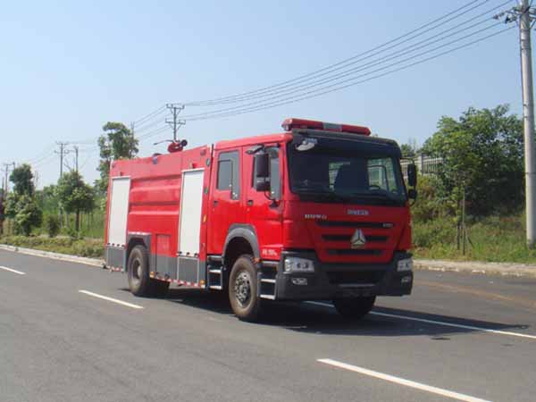 重汽豪沃水罐消防车